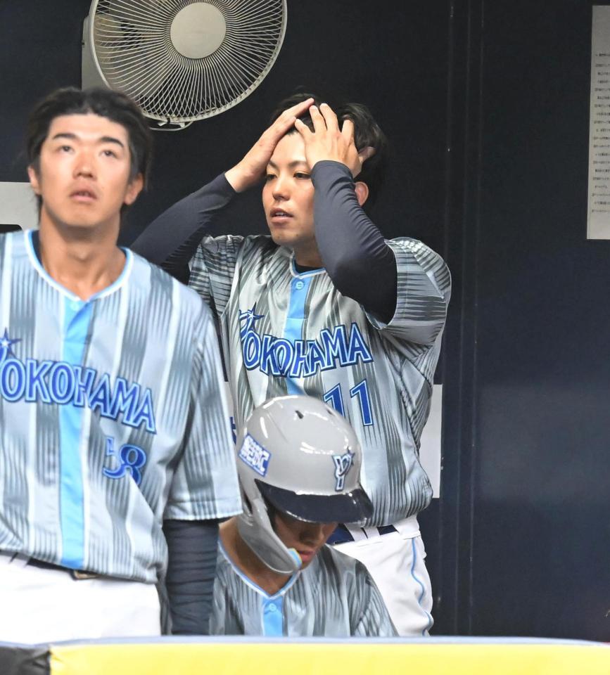 ベンチで汗をぬぐう東（撮影・飯室逸平）