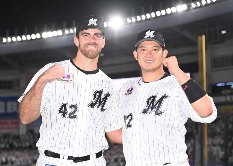 　サモンズ（左）とガッツポーズを決める２安打２打点の佐藤