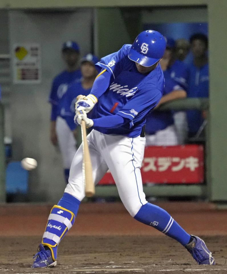 　７回、岡林が左前に同点打を放つ