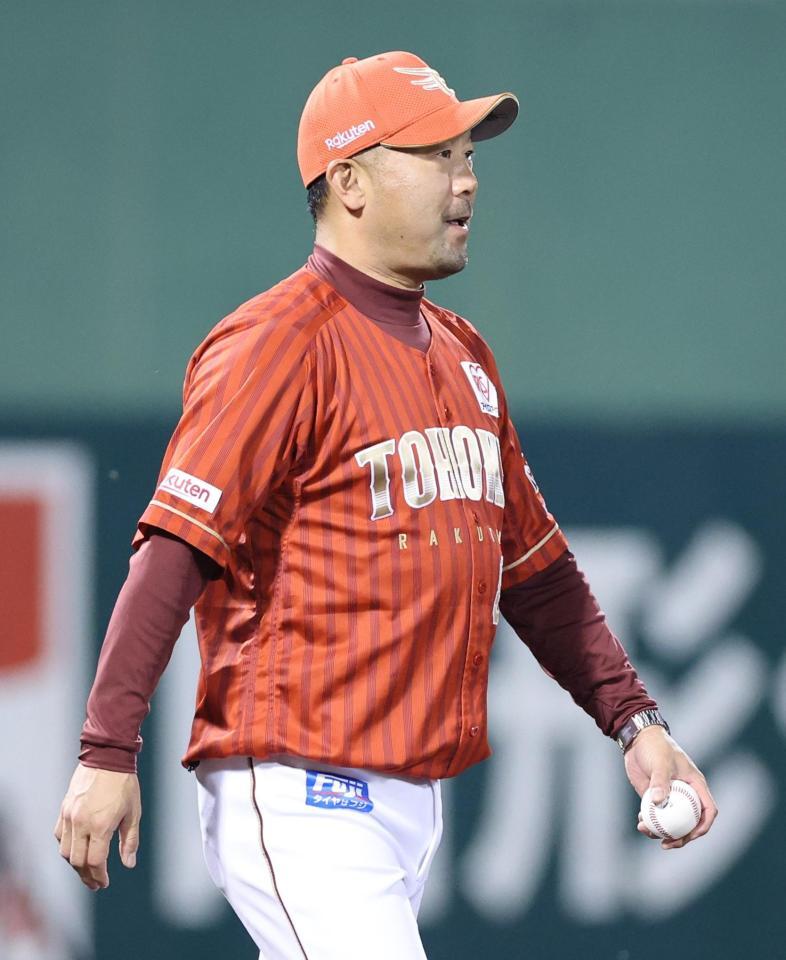 　７回表、投手交代でマウンドに向かう三木監督