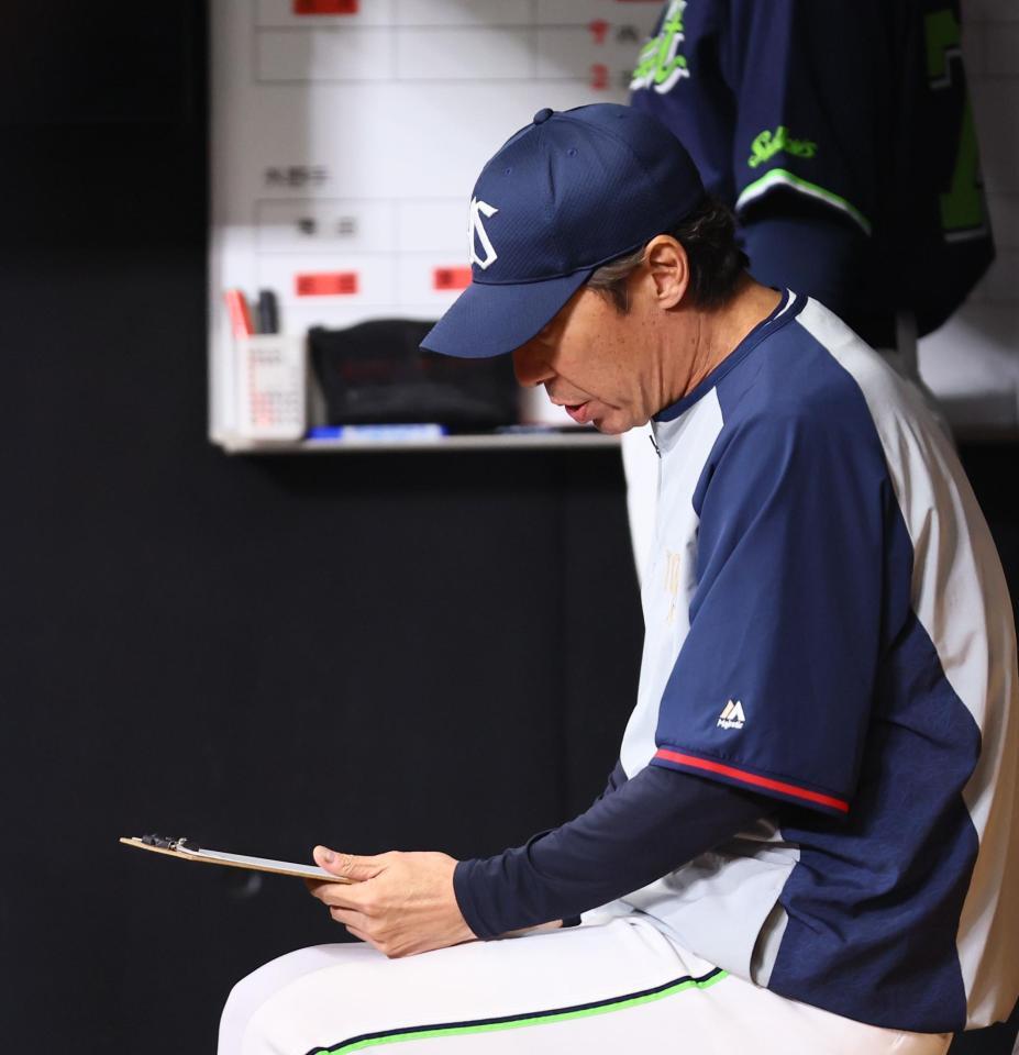 ８回、ベンチで書類に目を落とす高津監督（撮影・中島達哉）
