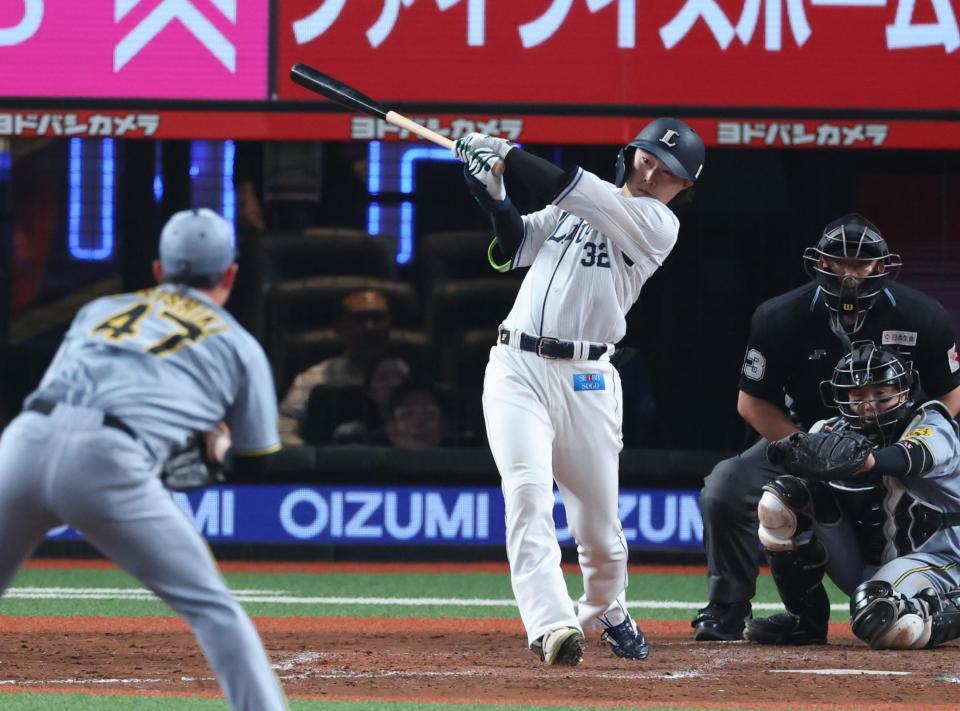 ８回西武１死満塁、右前に勝ち越し適時打を放つ西武・山村崇嘉＝ベルーナドーム（撮影・金田祐二）