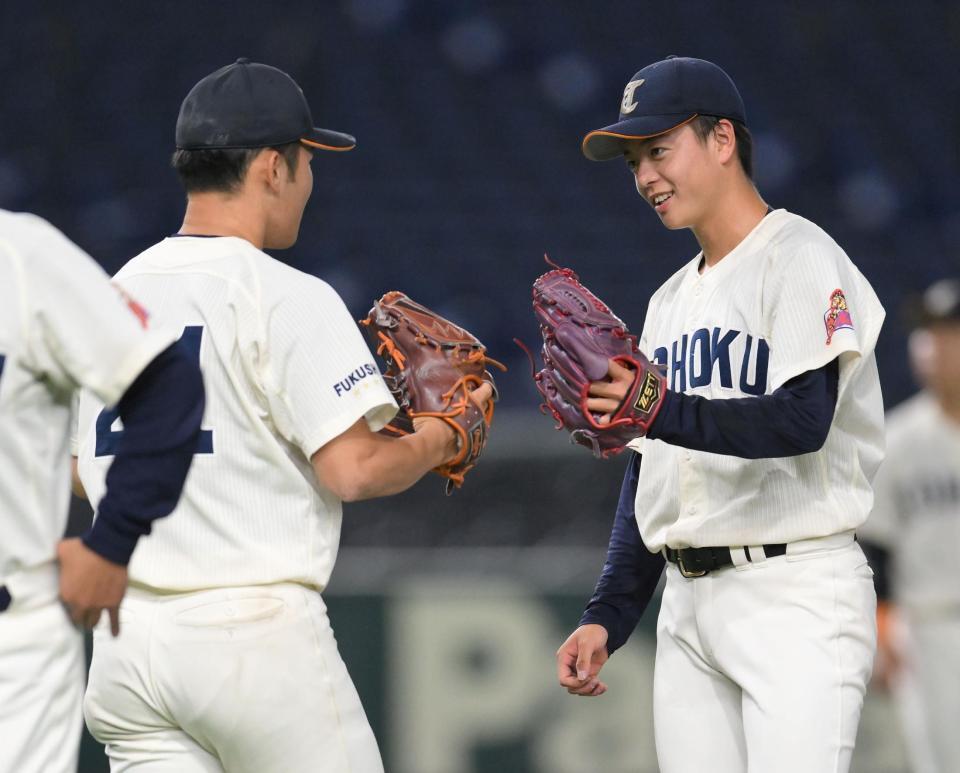 ８回九産大２死一二塁、桜井椿稀（左）と交代し、降板する東北福祉大・桜井頼之介＝東京ドーム（撮影・伊藤笙子）