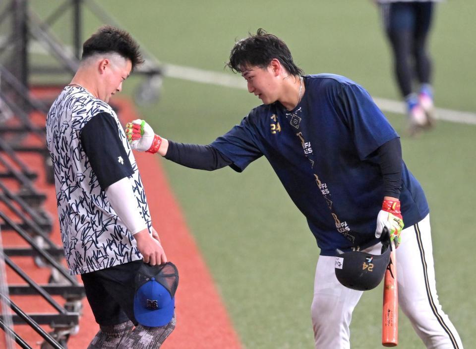 　牧にあいさつする紅林＝１０日