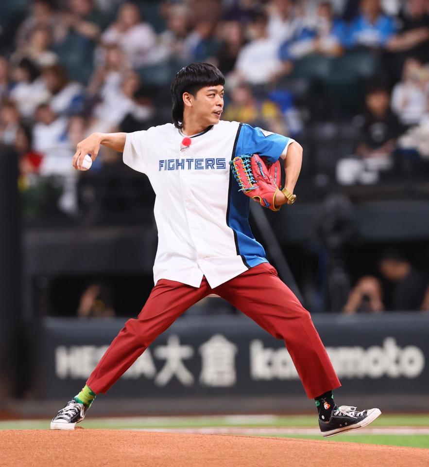 　ファーストピッチセレモニーで投球するバッテリィズ・エース（撮影・中島達哉）