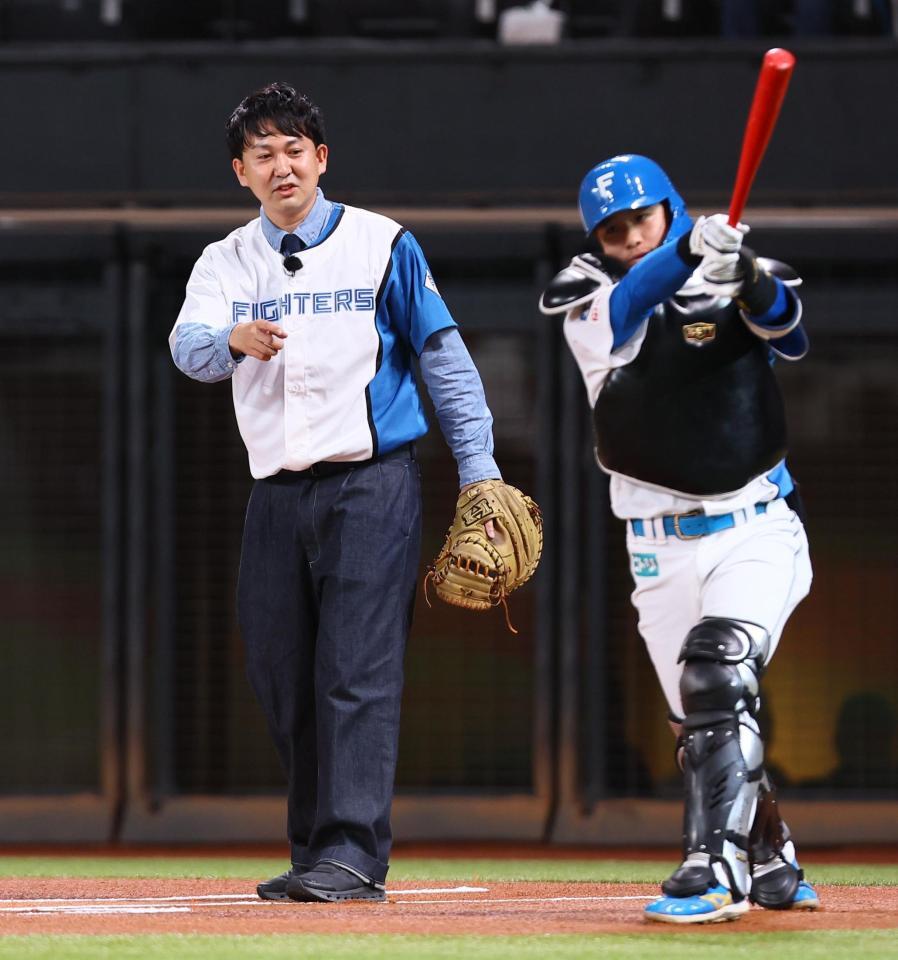 　ファーストピッチセレモニーで捕手役を務めるバッテリィズ・寺家（右は奈良間）（撮影・中島達哉）