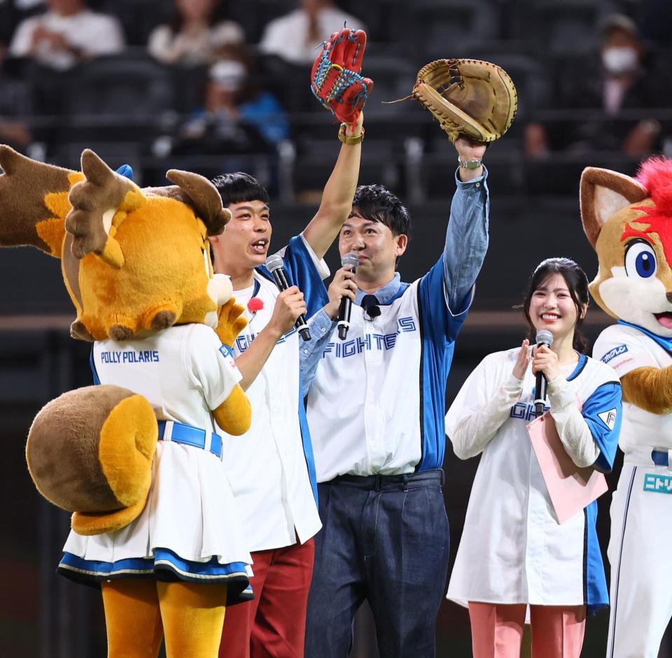 　ファーストピッチセレモニーに登場した（左から）バッテリィズ・エース、バッテリィズ・寺家（撮影・中島達哉）