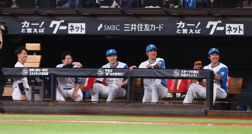 　ファーストピッチセレモニーで打席に立つ奈良間を見て笑う日本ハムナイン（撮影・中島達哉）