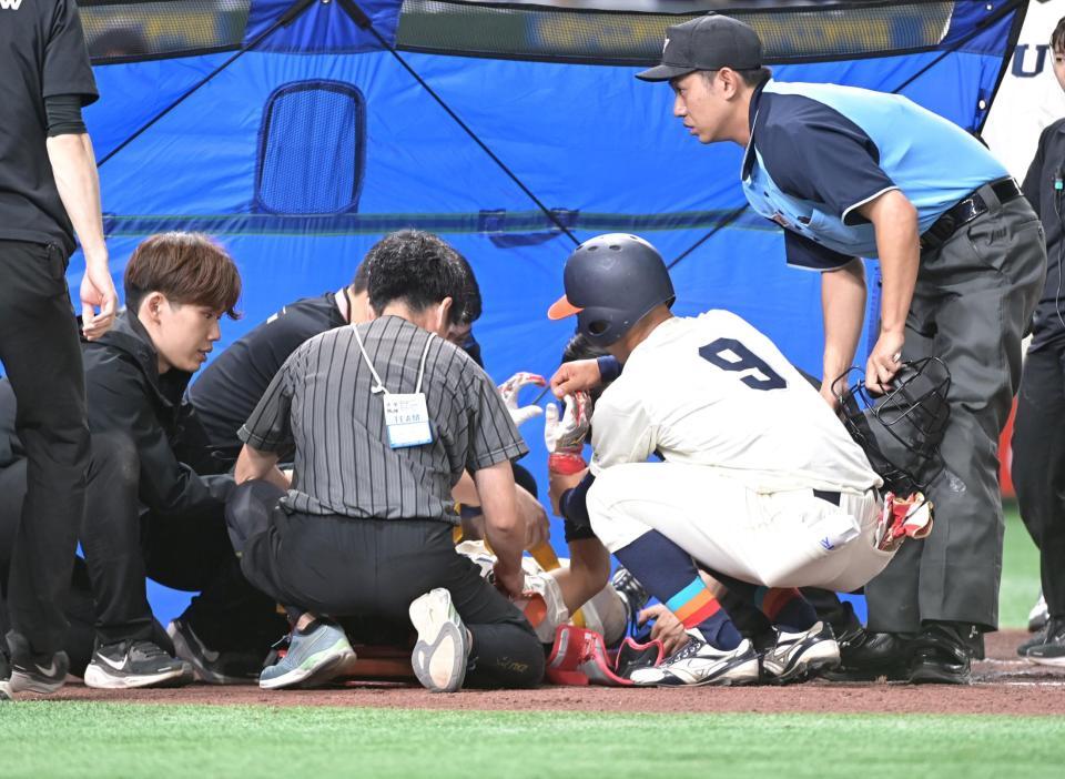 　２回、死球を受けた山田久敬（撮影・持木克友）