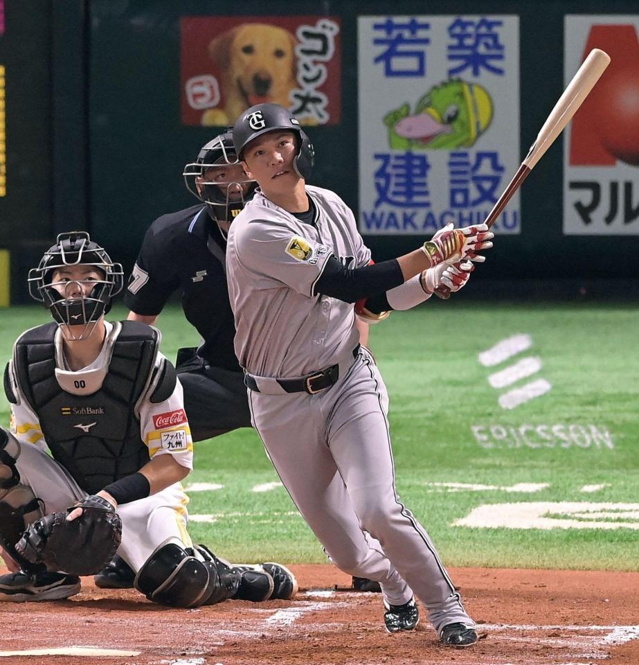 　１回、坂本は左中間へ走者一掃の適時二塁打を放つ