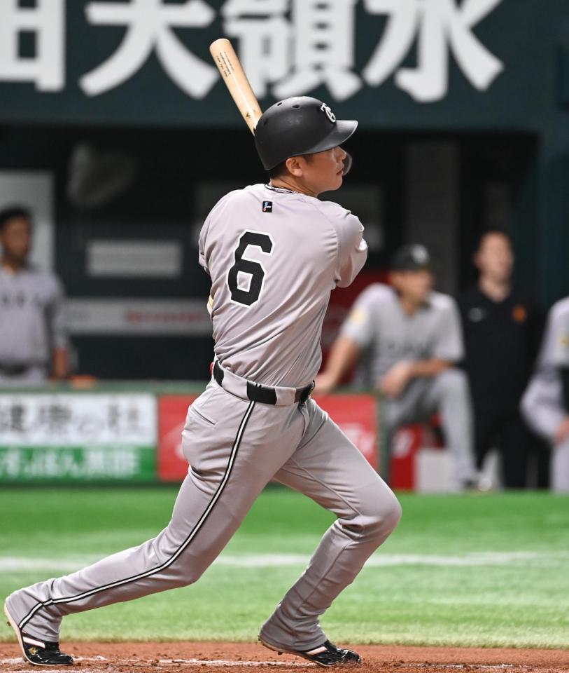 　１回表、坂本が走者一掃の左中間二塁打を放つ　