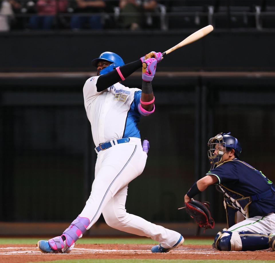 　１回、魚雷バットで逆転２ランを放つレイエス（撮影・中島達哉）