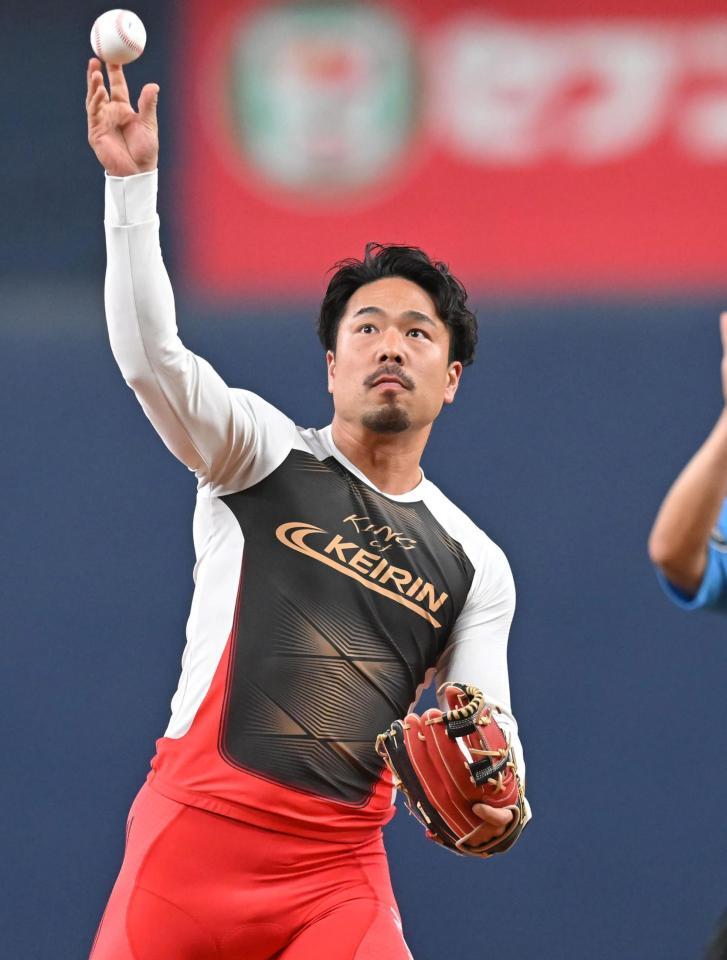 　始球式を務める古性優作（撮影・飯室逸平）