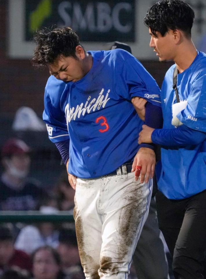 　３回、太田と交錯し、交代する三塁手高橋周