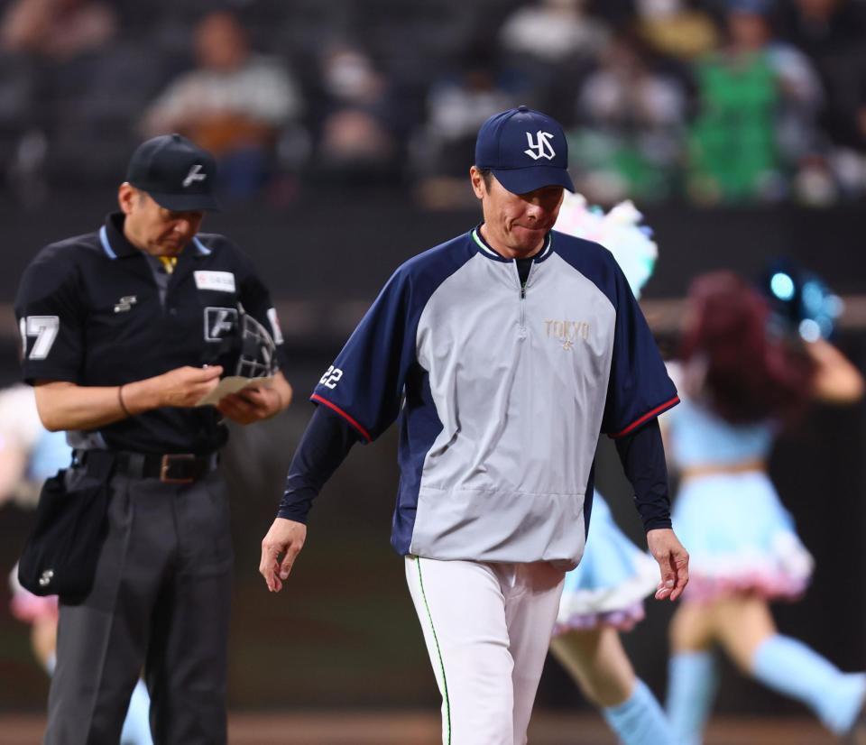 　７回、選手交代を告げ、ベンチに戻る高津監督（右）＝撮影・中島達哉