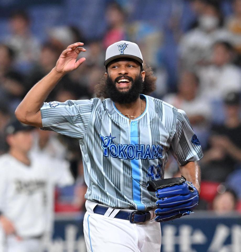 　３回、山中を併殺に仕留め、笑顔を見せるジャクソン（撮影・飯室逸平）