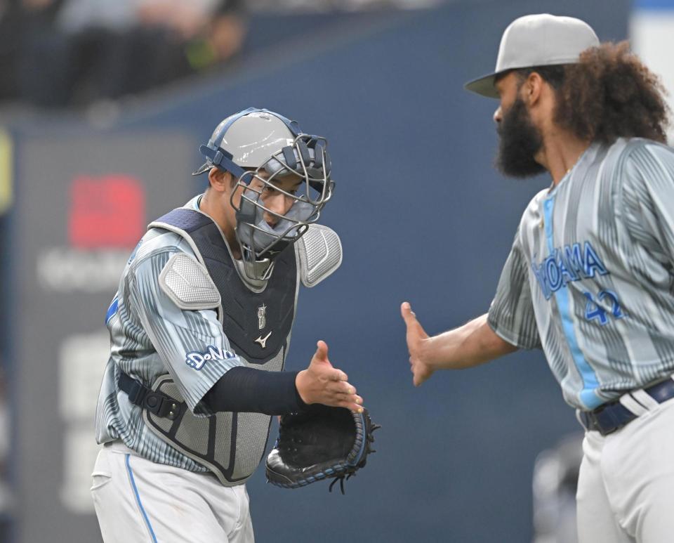 　４回、ジャクソン（右）とタッチを交わす山本（撮影・飯室逸平）