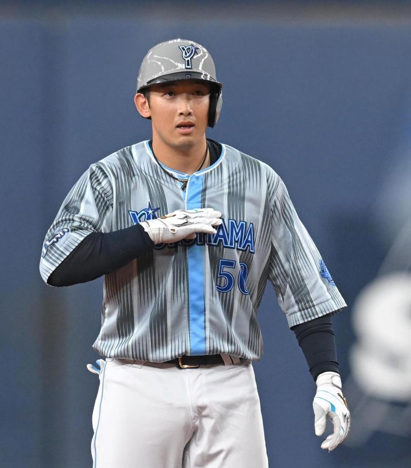 　３回、先制二塁打を放ち、ベンチに向かってポーズを決める山本（撮影・飯室逸平）