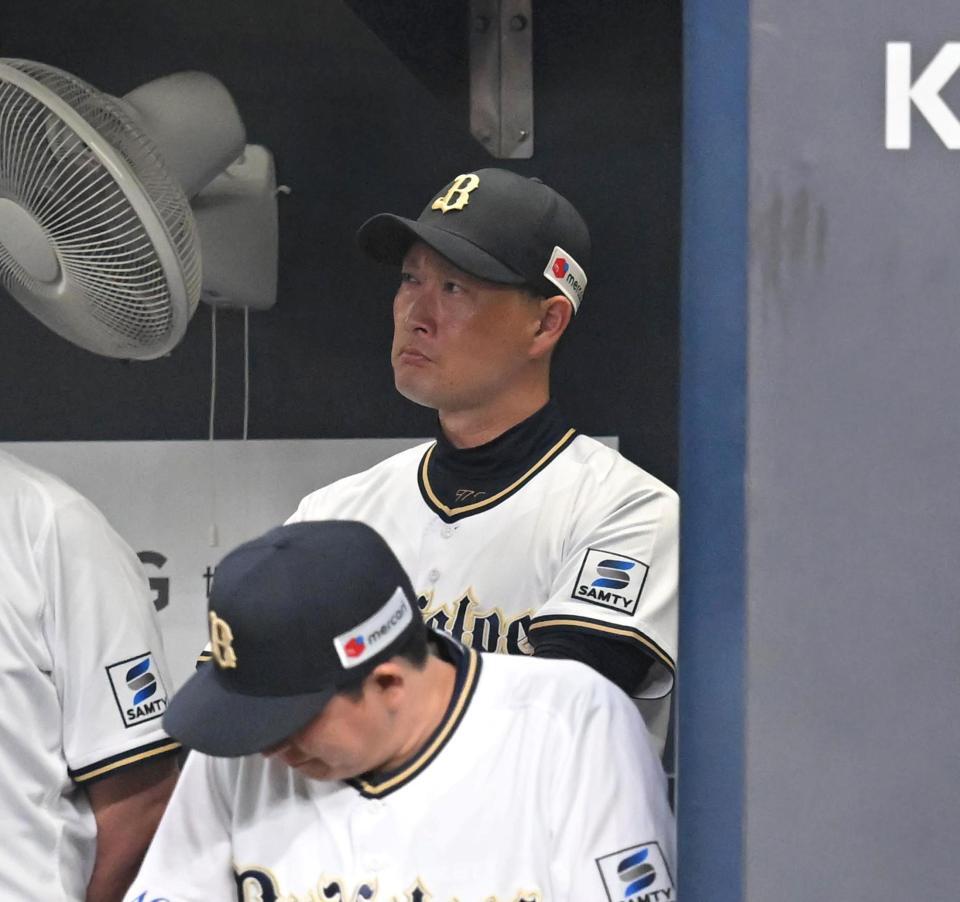 　ベンチで厳しい表情の岸田監督（撮影・飯室逸平）
