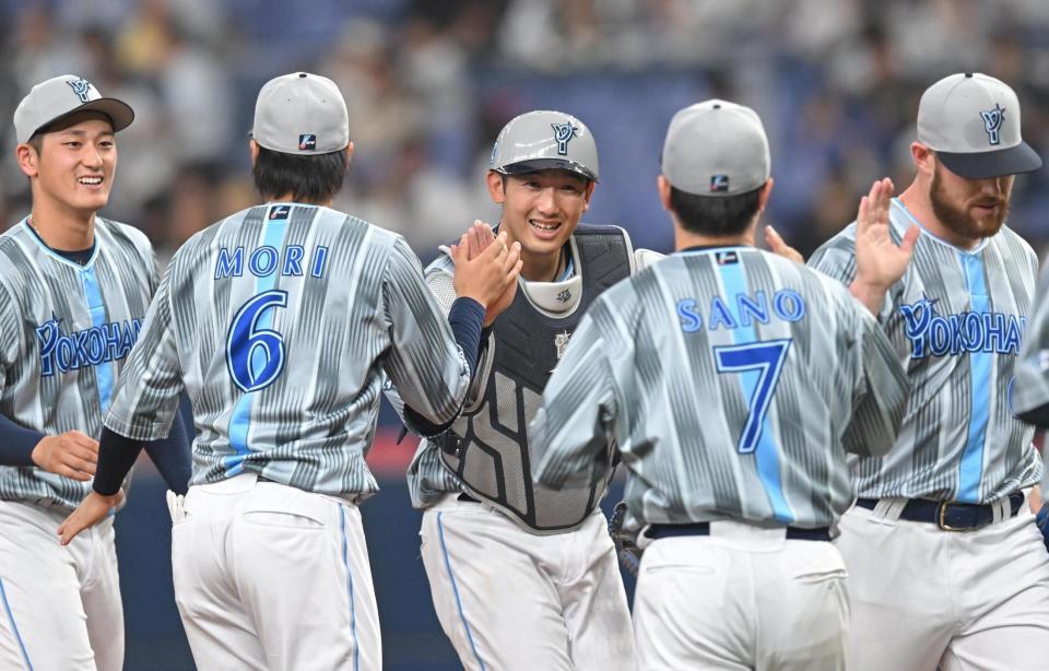 　勝利に沸く山本（中央）らナイン（撮影・飯室逸平）