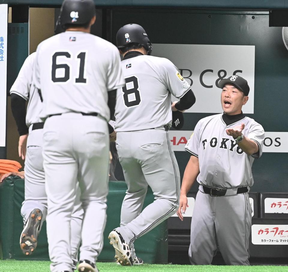 　１回、坂本の走者一掃の左中間二塁打で生還した走者を迎える阿部監督（右）