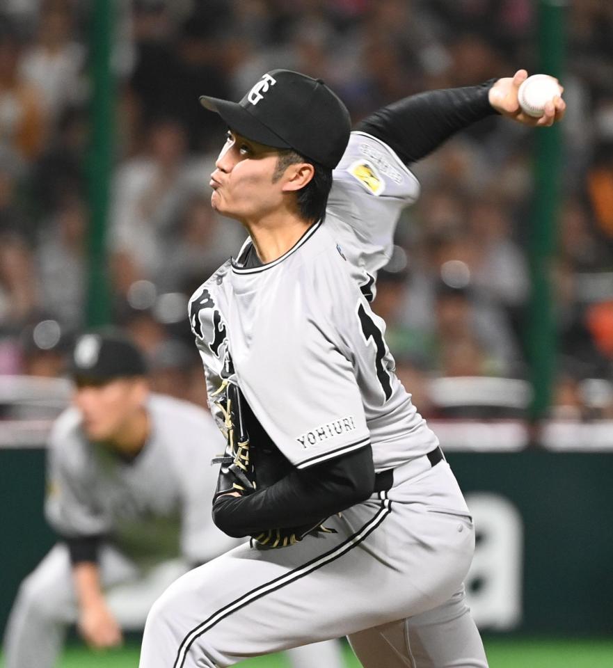 　力投する先発の西舘