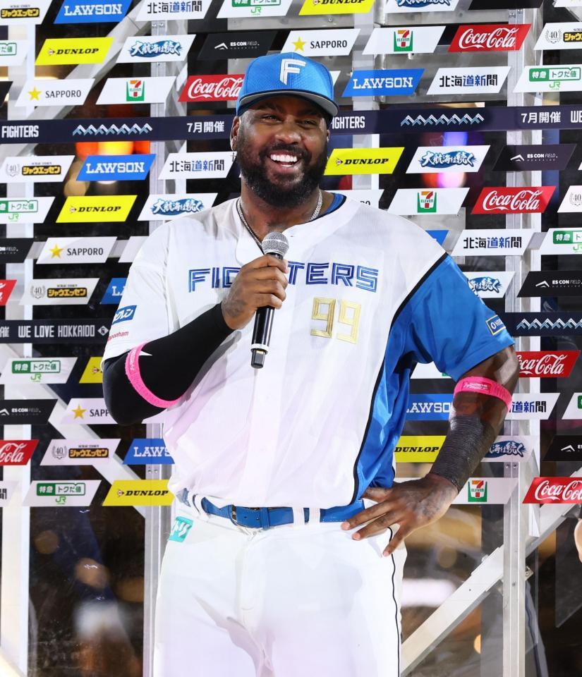 　お立ち台で笑顔を見せるレイエス（撮影・中島達哉）