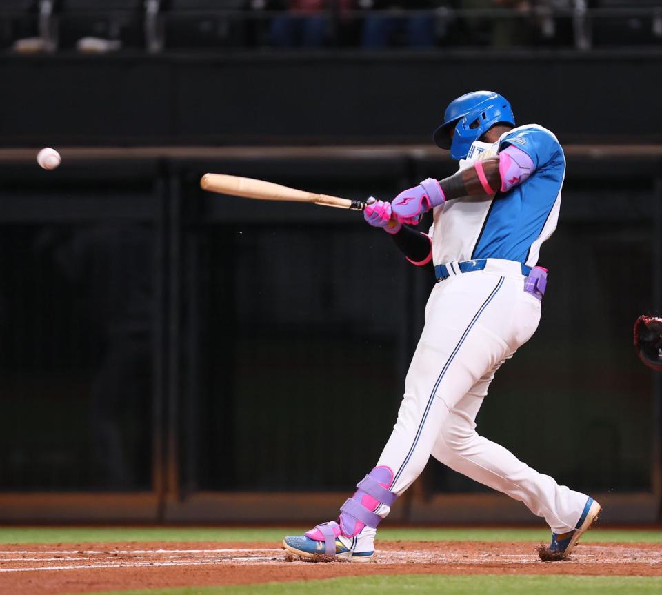 　３回、バットを折りながら左前に適時打を放つレイエス（撮影・中島達哉）