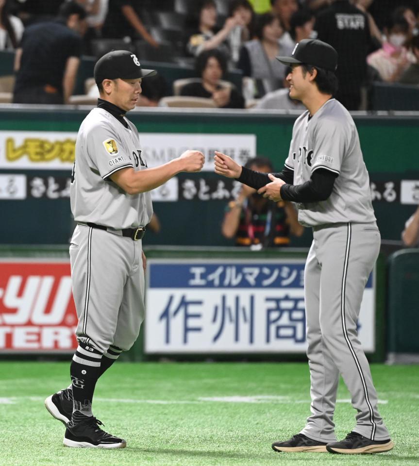 　先発で初勝利の西舘（右）は阿部監督とグータッチする