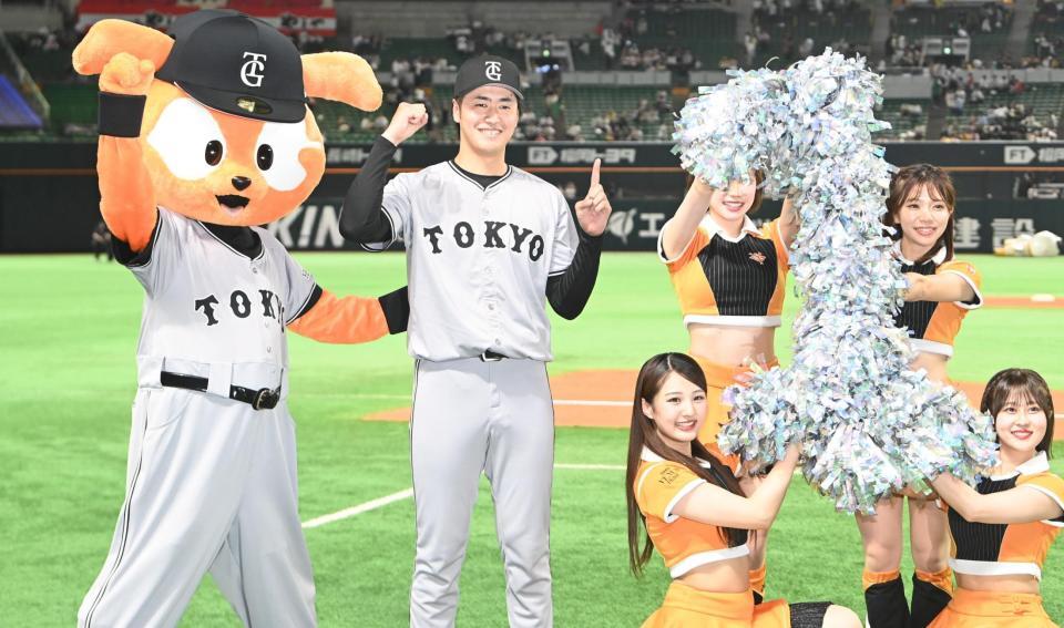 　先発で初勝利を挙げ、笑顔を見せる西舘