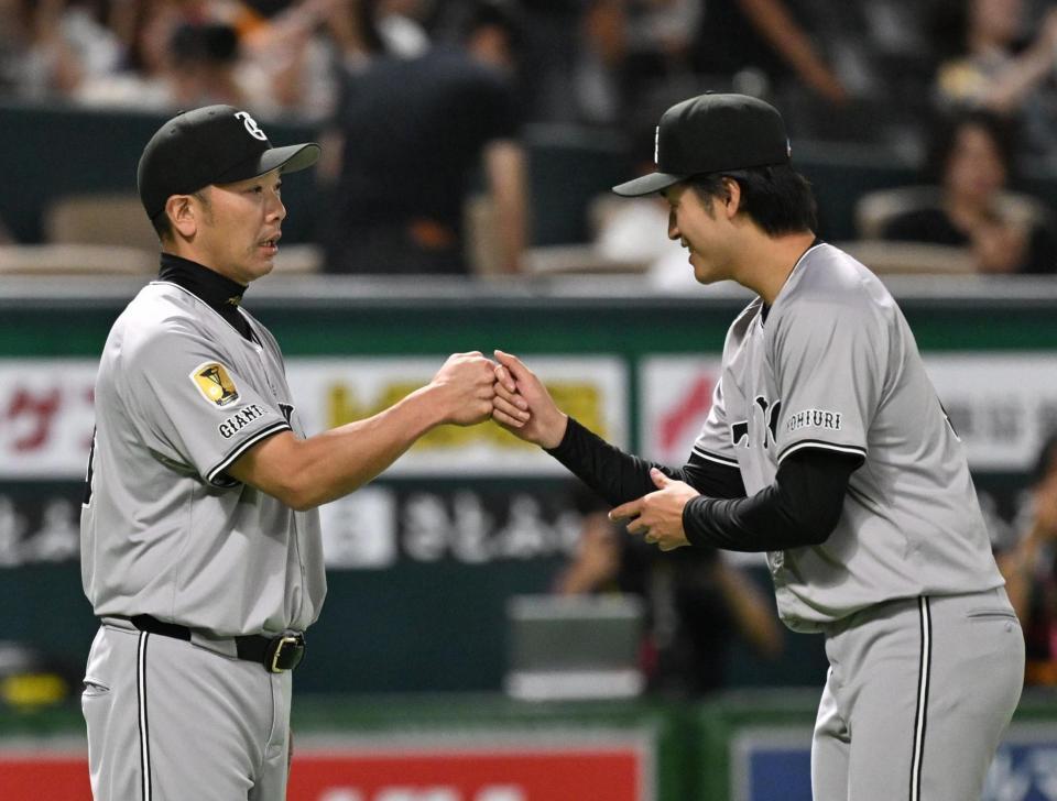 　阿部監督（左）とタッチを交わす西舘