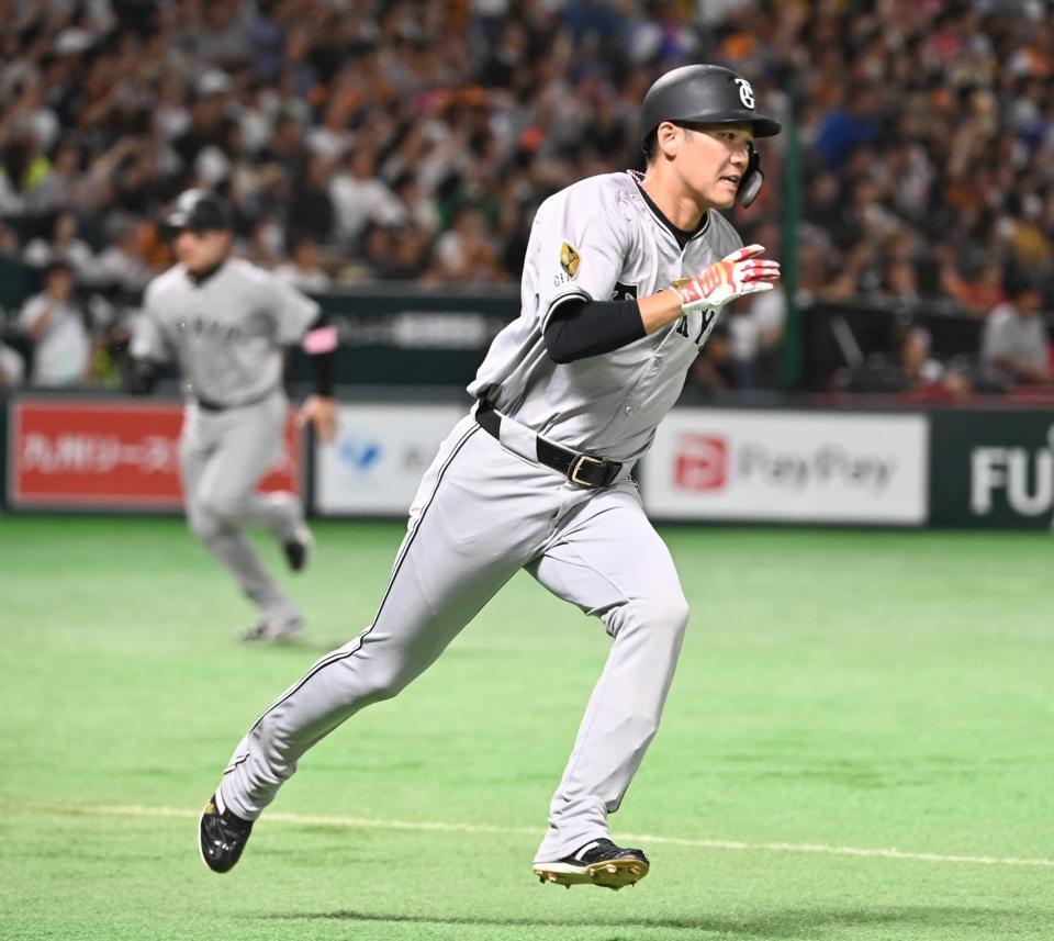 　１回表２死満塁、坂本が走者一掃の左中間二塁打を放つ　