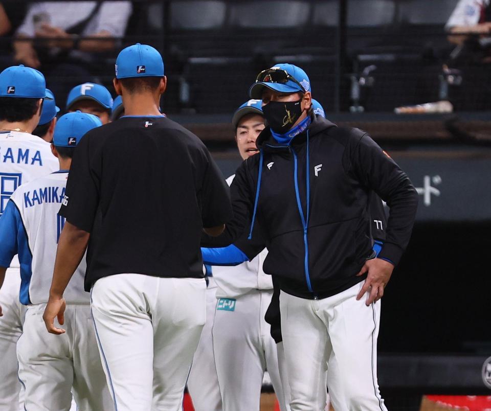 　ナインを迎える新庄監督（右）＝撮影・中島達哉）