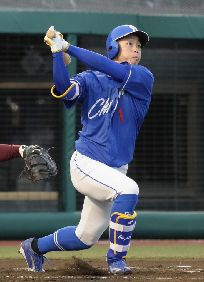 　２回、岡林が右越えに３ランを放つ