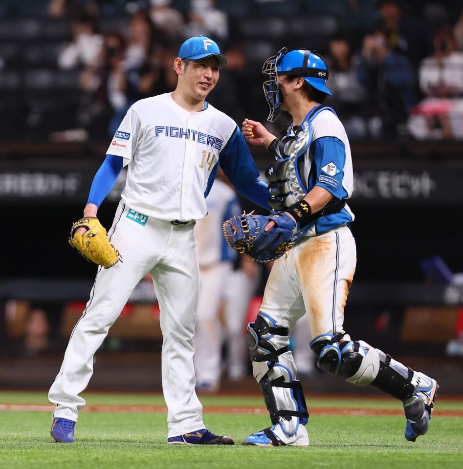 　完投勝利をあげ、伏見（右）と喜び合う加藤貴（撮影・中島達哉）