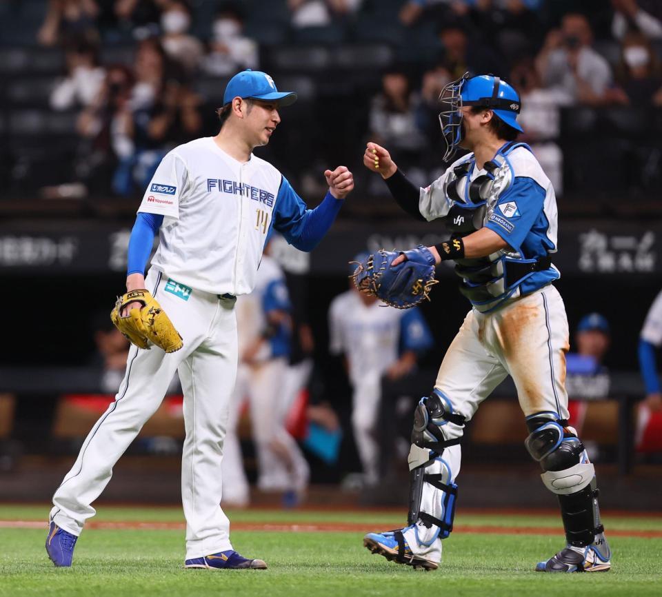 　完投勝利をあげ、伏見（右）とグータッチを交わす加藤貴（撮影・中島達哉）