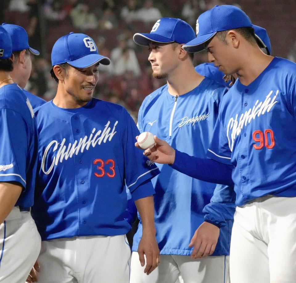 　松山（右）からウイニングボールを贈られる祖父江。通算５００試合登板を達成した