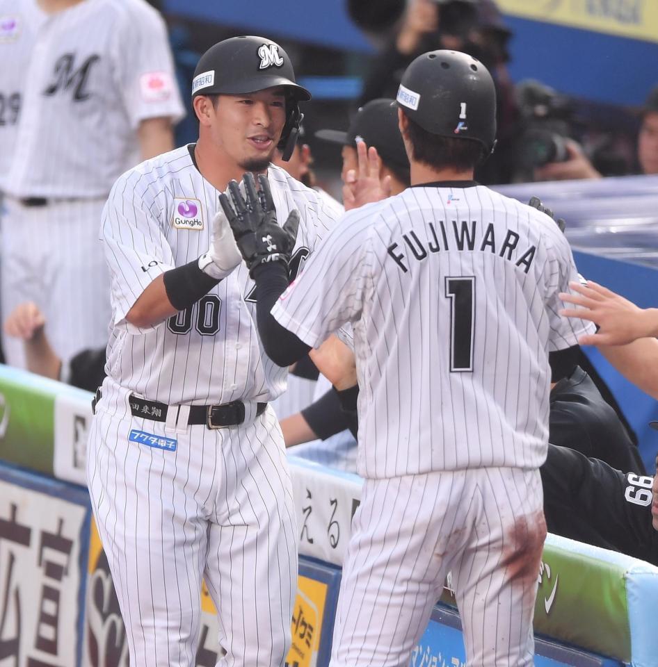 　１回、先制の左犠飛を放ち生還した藤原（１）とタッチを交わす池田（撮影・開出牧）