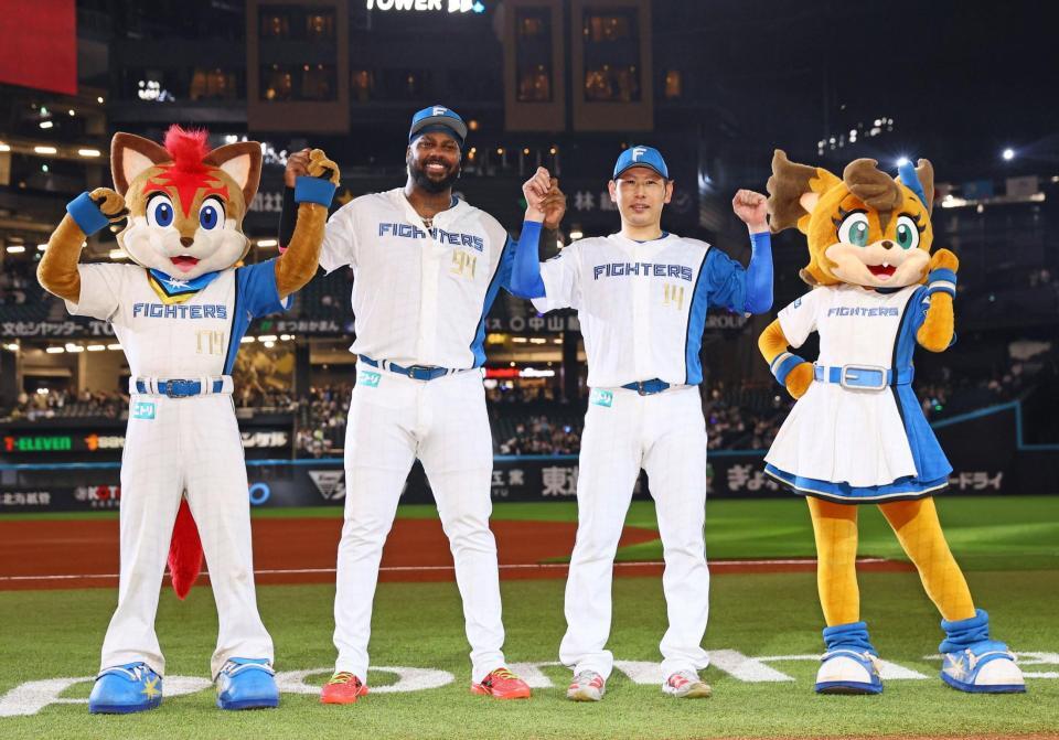 　笑顔を見せる（左から）レイエス、加藤（撮影・中島達哉）