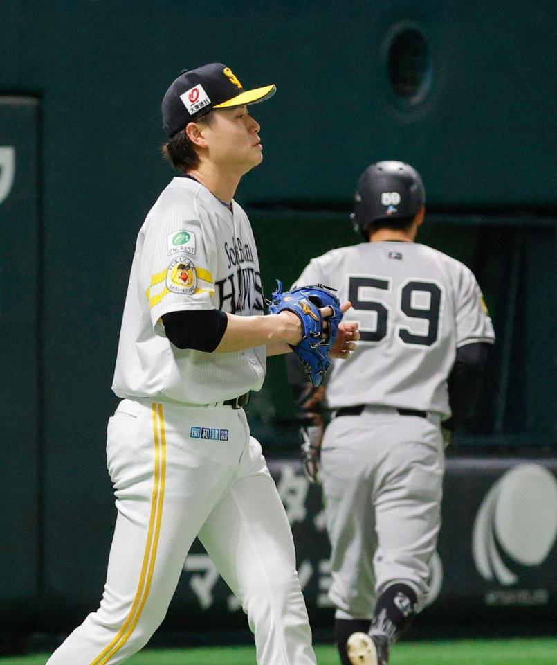 　１回、先制を許した前田純。後方は生還した若林