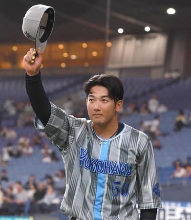 　ファンの声援に応える山本（撮影・飯室逸平）