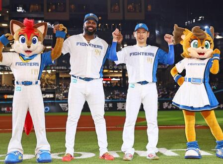 　お立ち台で笑顔を見せるレイエス（左）と加藤貴（撮影・中島達哉）