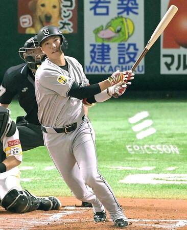 　１回、走者一掃の適時二塁打を放つ坂本