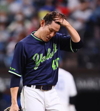 　４回６失点でベンチに戻る高梨（撮影・中島達哉）