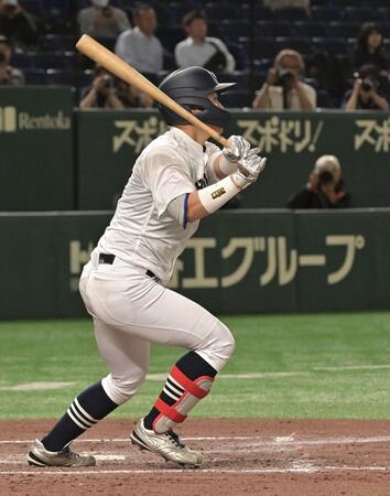 　５回、中越え適時三塁打を放つ秋山俊（撮影・持木克友）