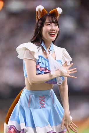 　期間限定衣装を着用してきつねダンスを踊るファイターズガールの尾﨑真理子さん＝１１日、エスコンフィールド北海道