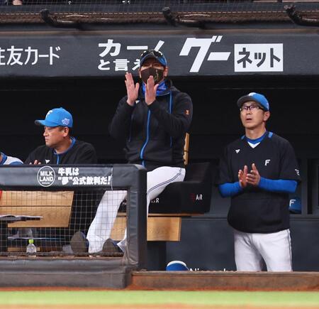 　試合前、プレーボールキッズの言葉に拍手を送る新庄監督（中央）＝撮影・中島達哉