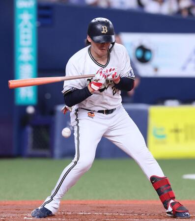 【写真】オリックス・紅林　バウアーから右肘に死球でもん絶