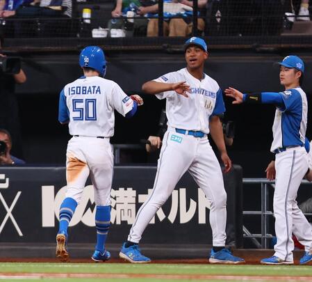 　３回、二盗をしかけた五十幡（左）を迎える万波（中央）ら（撮影・中島達哉）