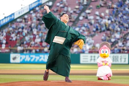 　始球式を務めた時疾風（楽天野球団提供）
